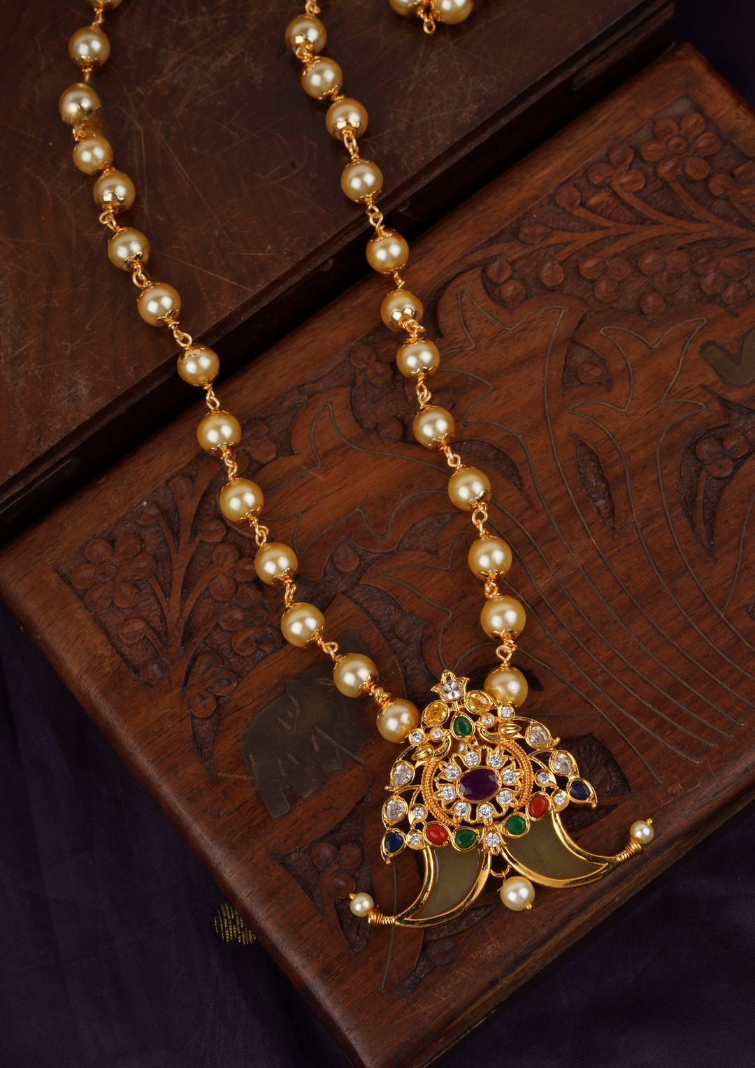 Kundan and beads necklace LC105520